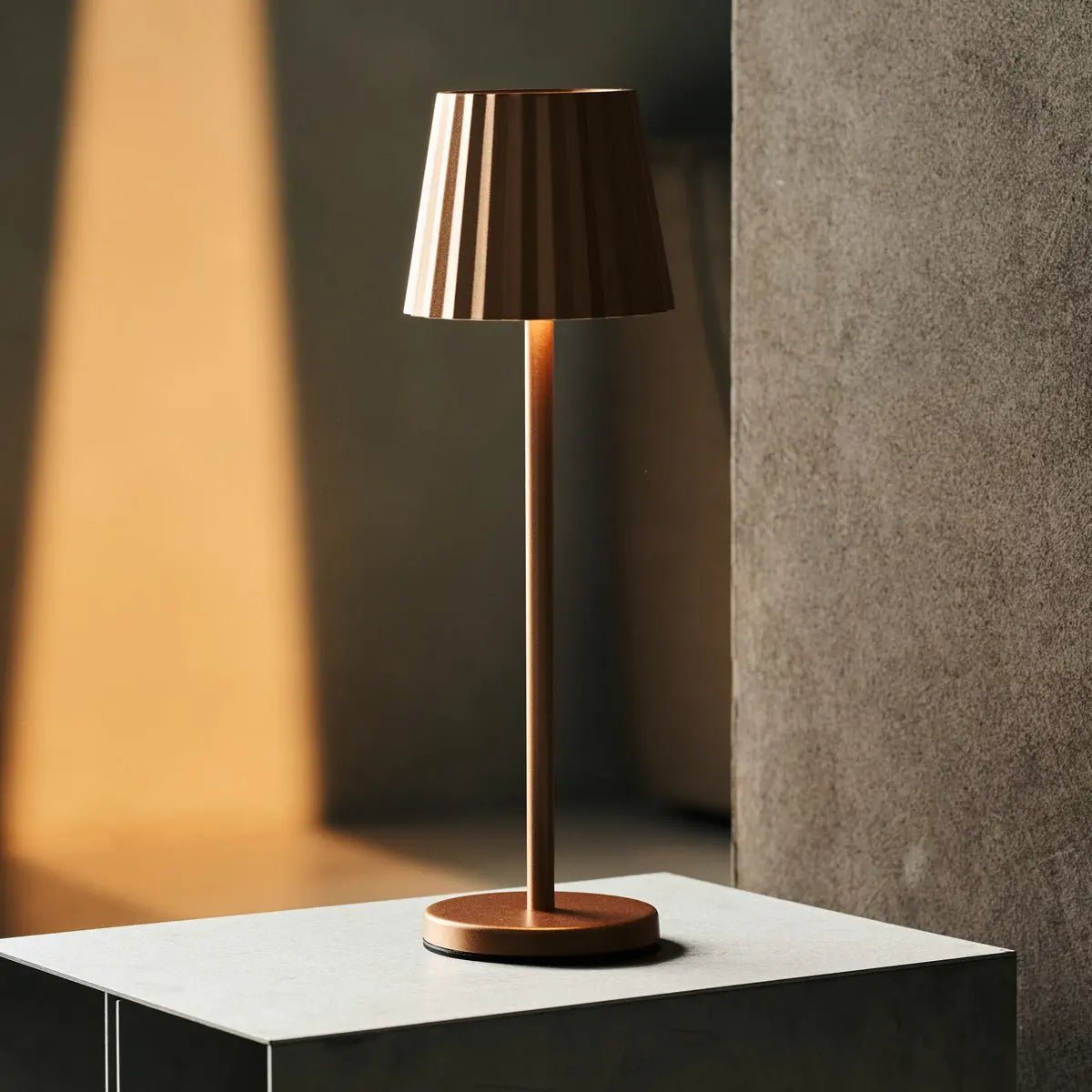 Lampe à table côtelée en cuivre maya en fer - lampe dimmable et 3 modes lumineux, rechargeable via la station de charge sans fil