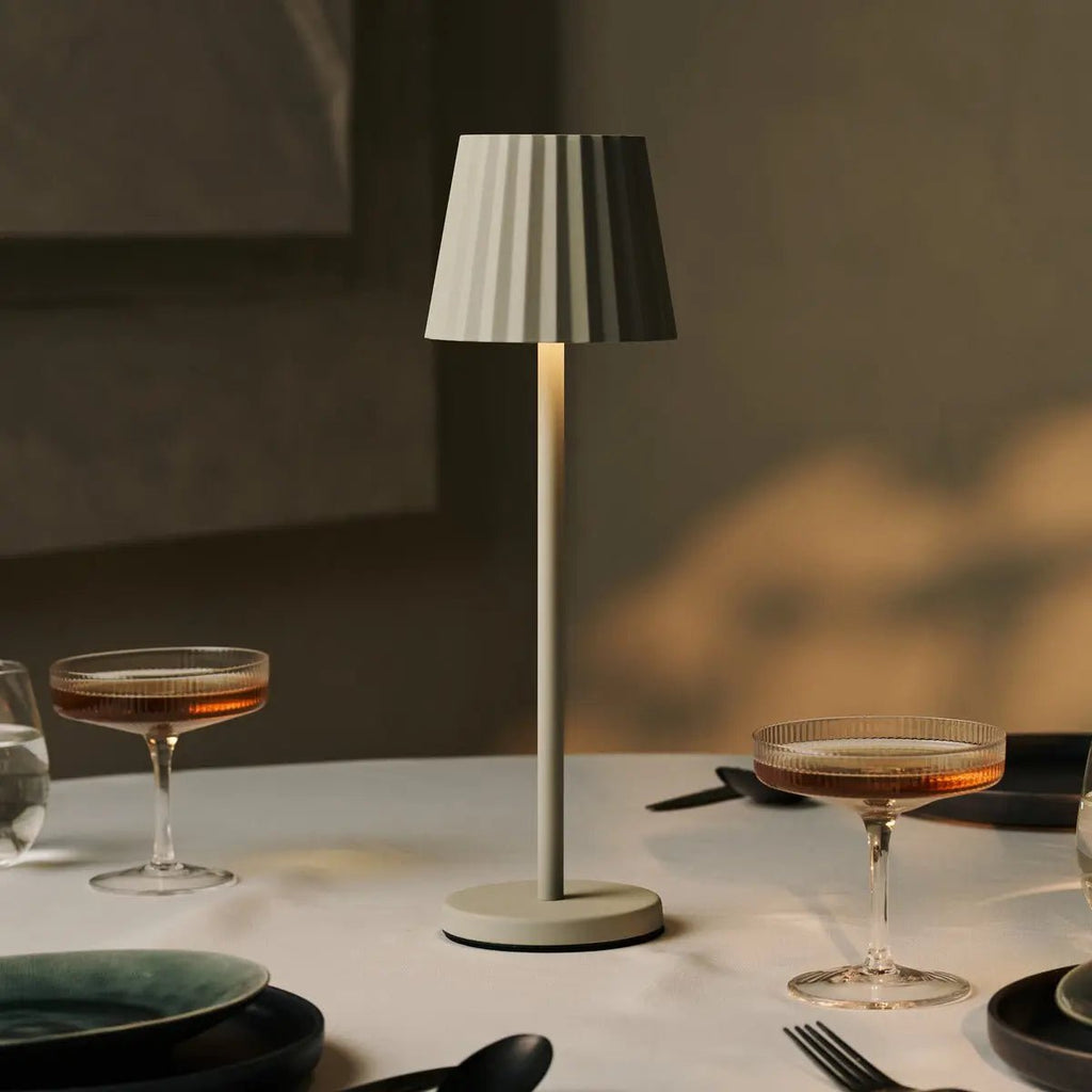 Combi Set Professional - 4 X Maya Shadow Grey Grey Rechargeable Table Lampes et 1 x Amstel Wireless Station Wireless avec Qi-Technology - Perfect pour les restaurants, l'hospitalité et les hôtels