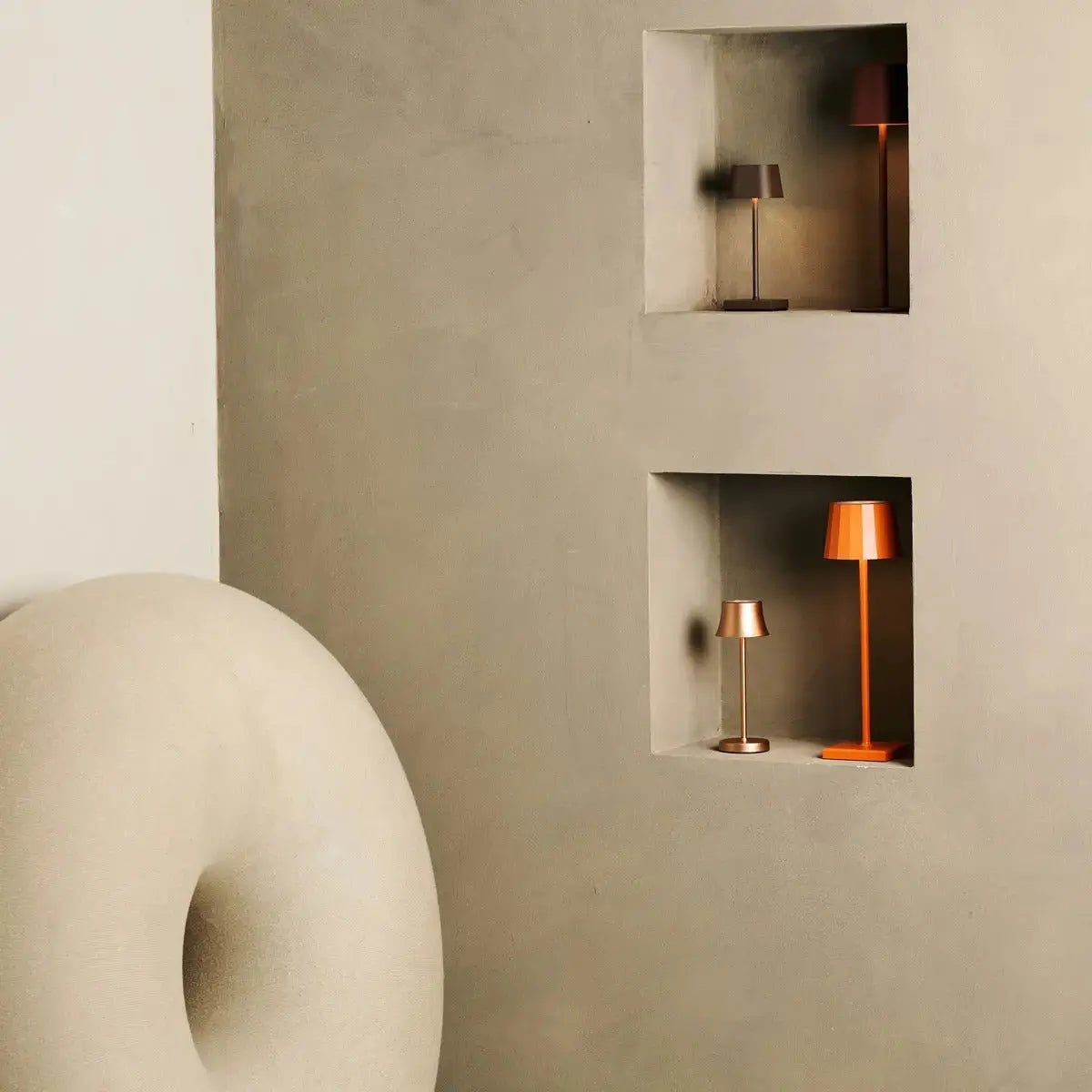 Sarphati Mini Mocha Brown Table sans fil lampe parfaite pour l'industrie hôtelière - rechargeable sans fil via la station de charge, lampe dimmable et 3 modes lumineux