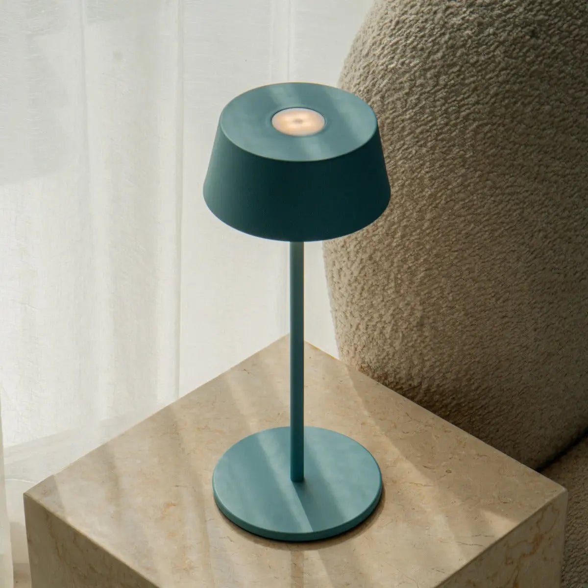 Lampe de table en fer rechargeable bleue Hugo Amsterdams - Intensité variable, élégante et sans fil