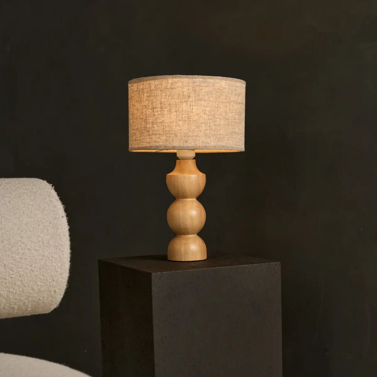Lampe en bois brun clair Oliver avec une teinte beige | Conception géométrique élégante pour votre maison