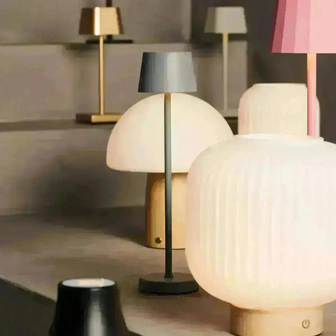 Combi set professionnel - 4 x wouter flamingo rose rechargeable lampes de table et 1 x poste de charge sans fil Amstel avec Qi-Technology - parfait pour les restaurants, l'hospitalité et les hôtels