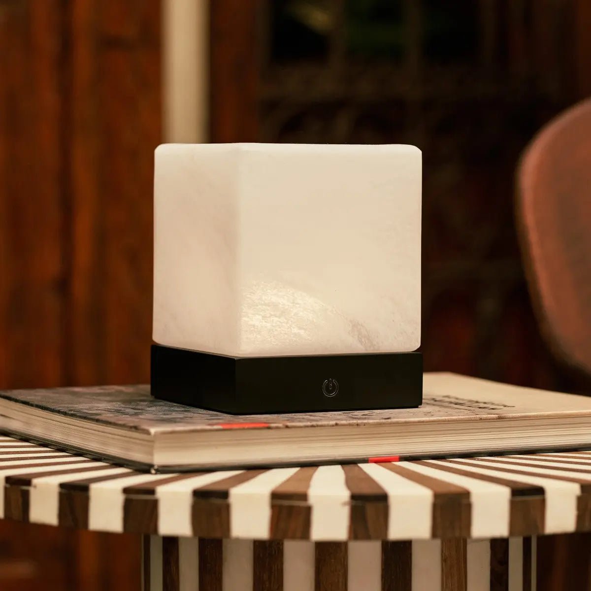 Lampe en bois sans fil noir "Yce" avec verre congelé - batterie rechargeable, dimmable, 100 heures