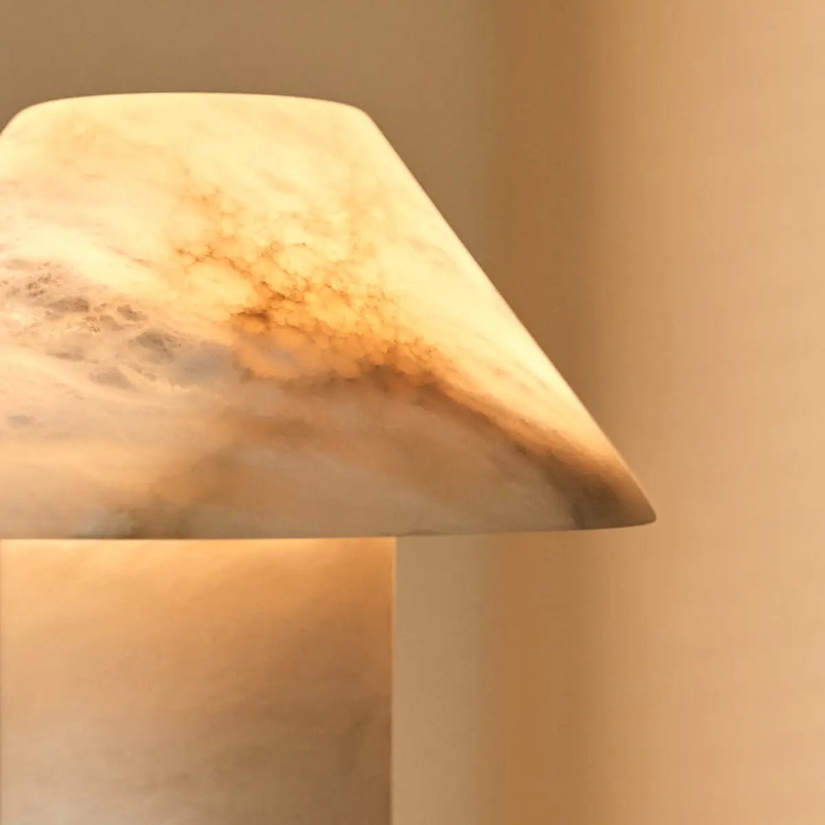 Lampe en albâtre élégante Eleonora – Fabriquée à la main, design unique avec une lueur douce