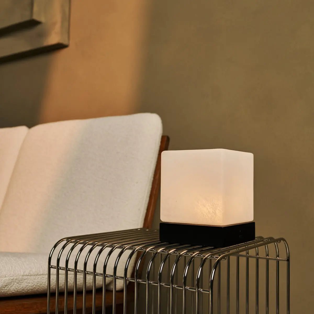 Lampe en bois sans fil noir "Yce" avec verre congelé - batterie rechargeable, dimmable, 100 heures