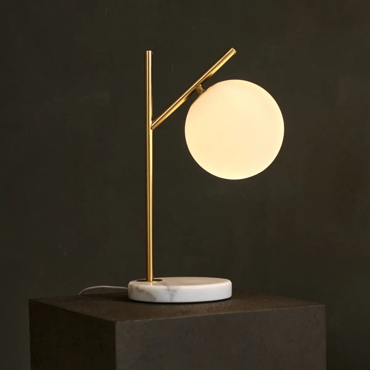 Lampe en marbre Madison avec globe en verre dépoli – Lampe de table élégante