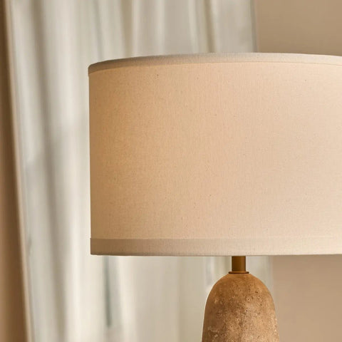 Lampe en travertin Isla avec abat-jour en coton – élégante et intemporelle