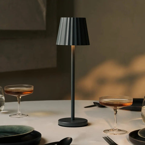 Lampe à table côtelée gris maya en fer en fer - lampe dimmable et 3 modes lumineux, rechargeable via la station de charge sans fil