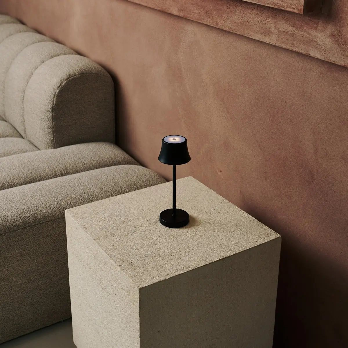 Mini Midnight Black Rechargeable Table Lampe - Charge sans fil, lampe dimmable et 3 couleurs claires