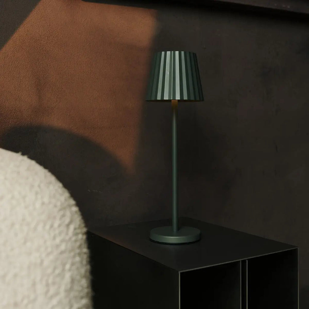 Maya Olive Green Table Table Lampe en fer - lampe dimmable et 3 modes lumineux, rechargeable via la station de charge sans fil