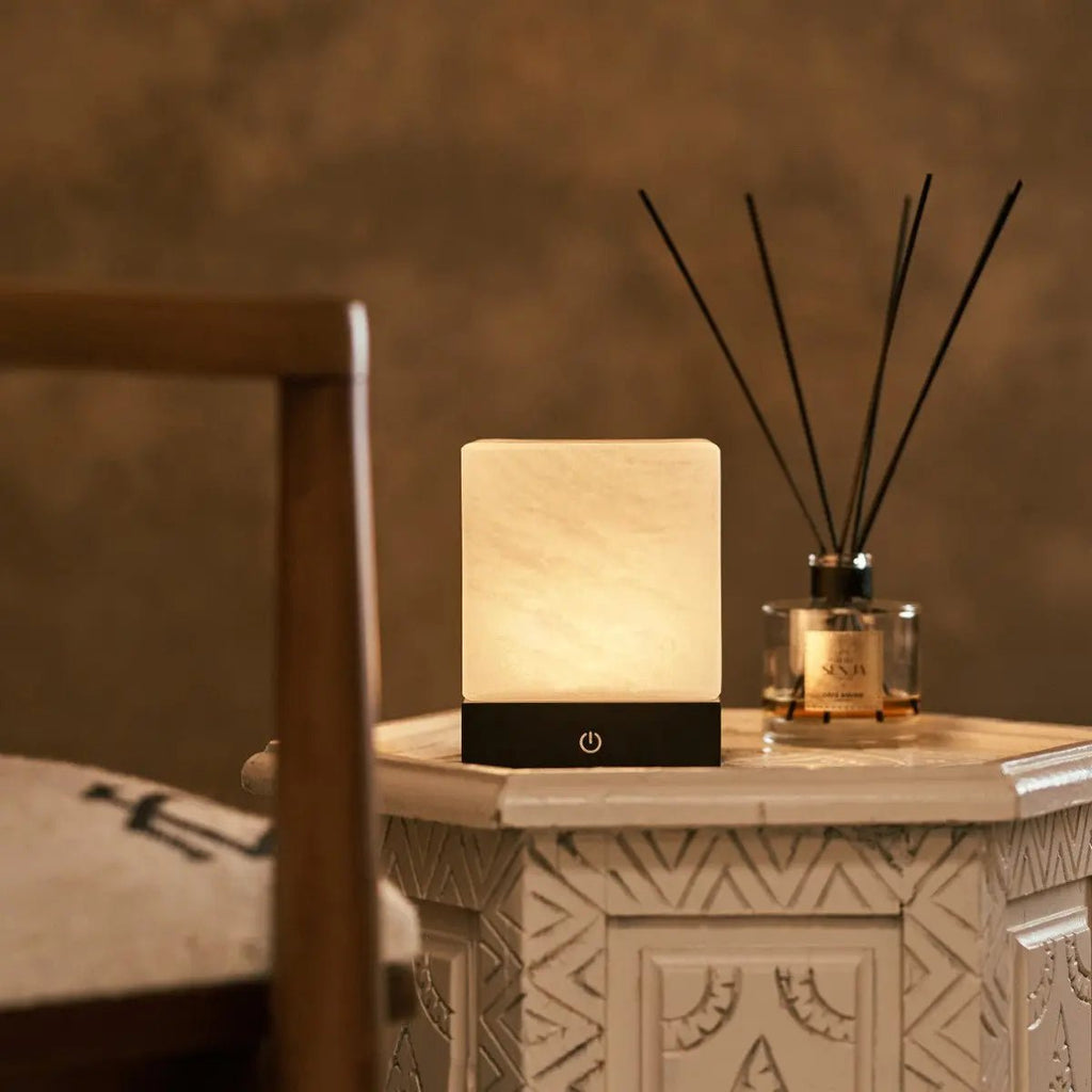 Lampe en bois sans fil noir "Yce" avec verre congelé - batterie rechargeable, dimmable, 100 heures