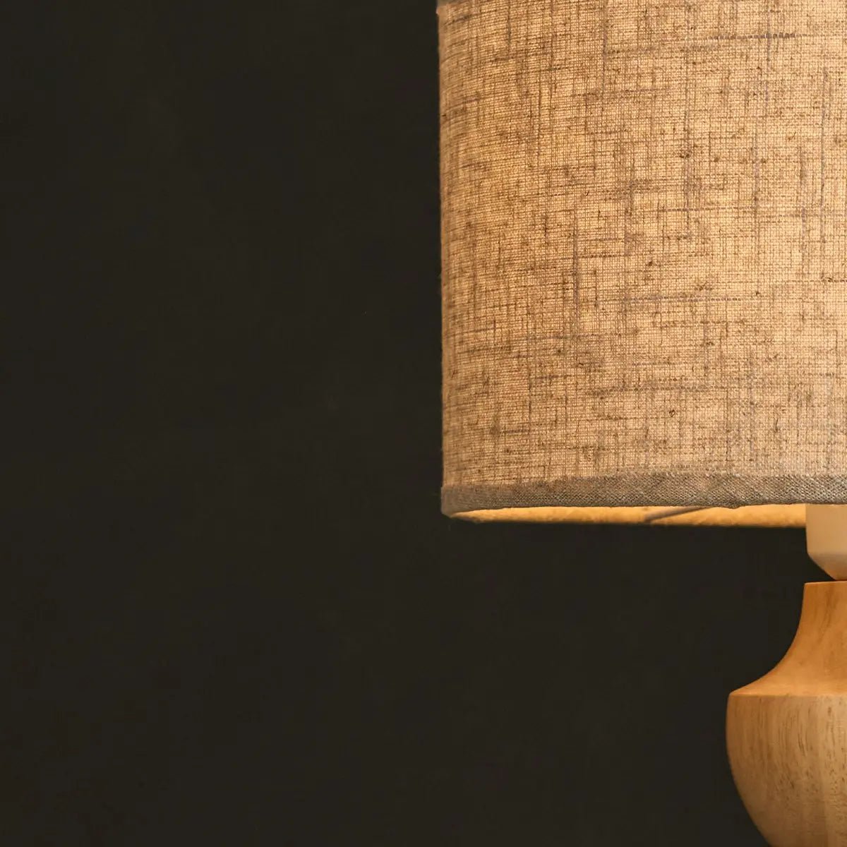 Lampe en bois brun clair Oliver avec une teinte beige | Conception géométrique élégante pour votre maison