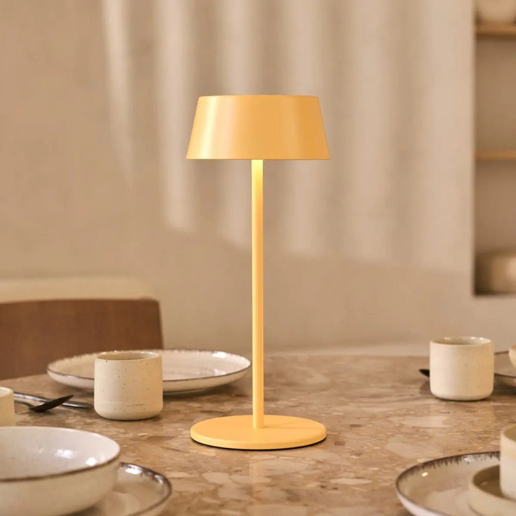 Lampe de table rechargeable en fer jaune ambre Hugo - Intensité variable, élégante et sans fil