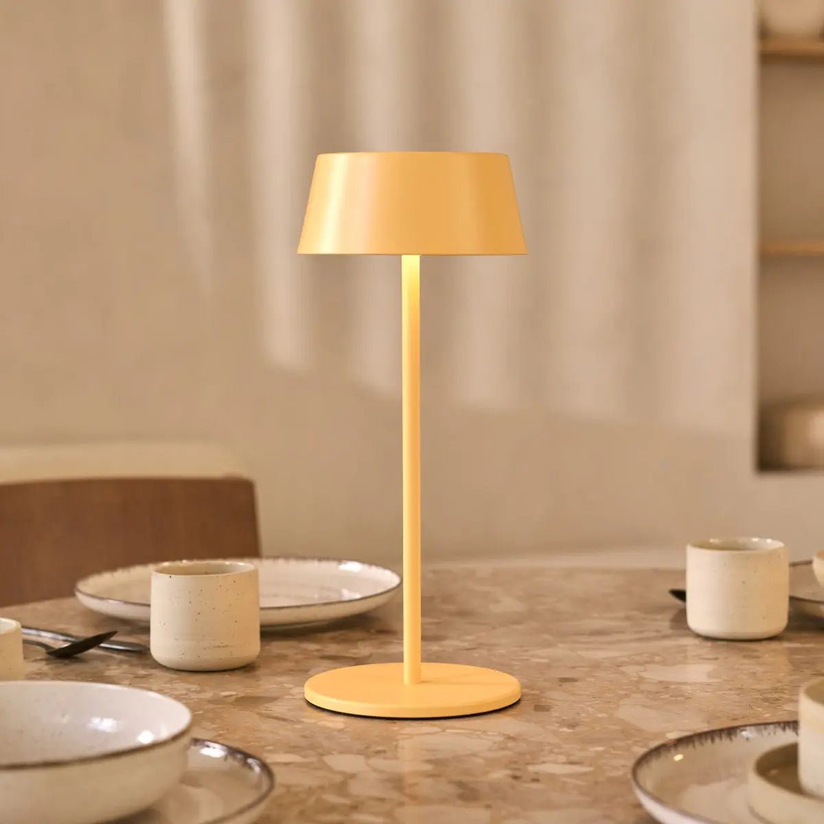 Lampe de table rechargeable en fer jaune ambre Hugo - Intensité variable, élégante et sans fil