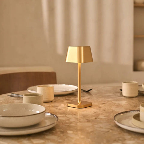 Lampe de table rechargeable Ava Or | Sans fil, variable et élégant