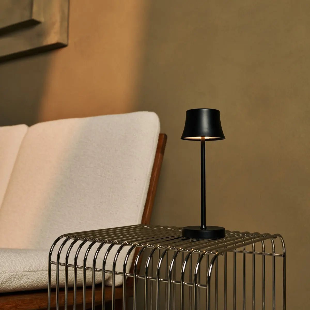 Mini Midnight Black Rechargeable Table Lampe - Charge sans fil, lampe dimmable et 3 couleurs claires