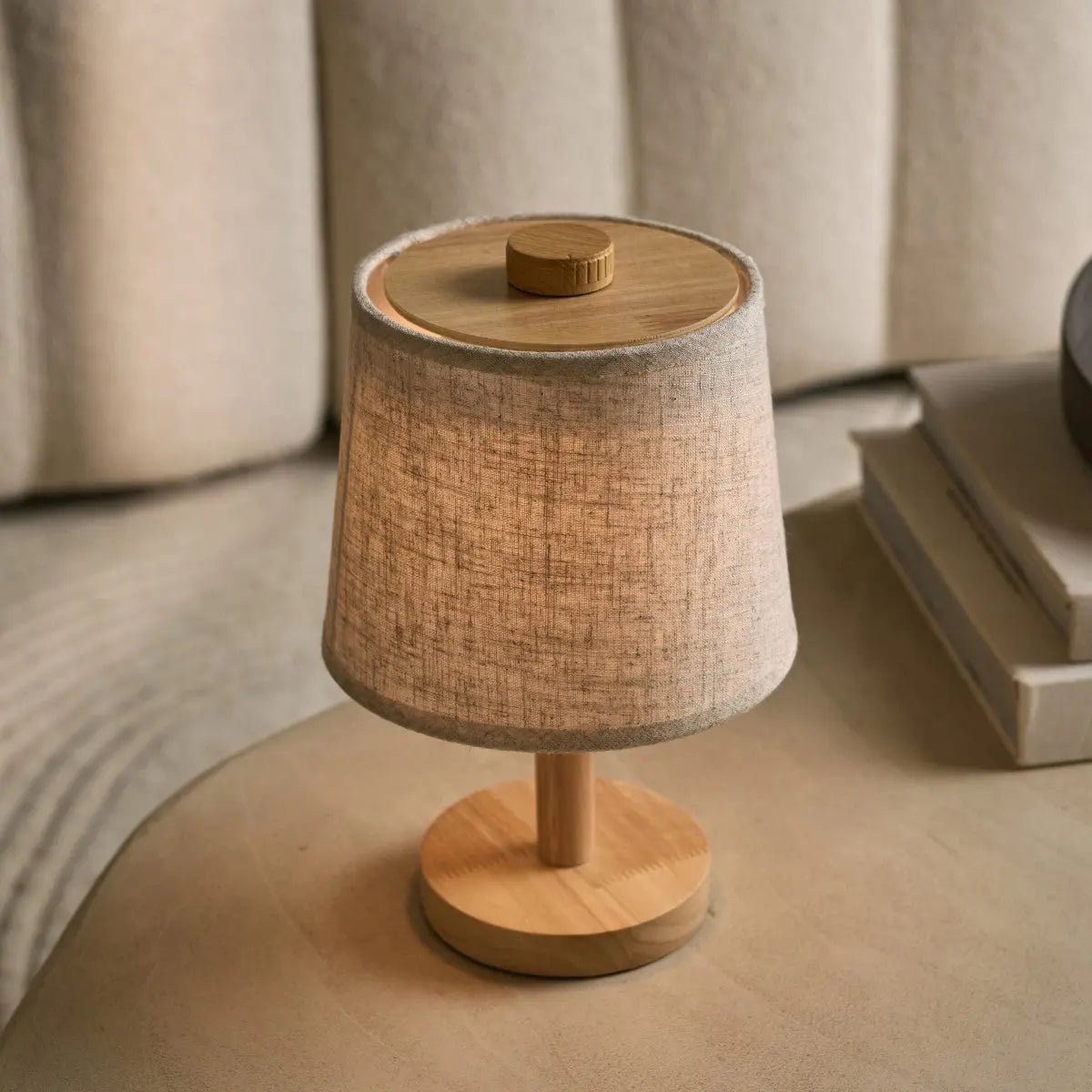 Lampe rechargeable en bois marron clair Rover | Sans fil, à intensité variable avec abat-jour en tissu