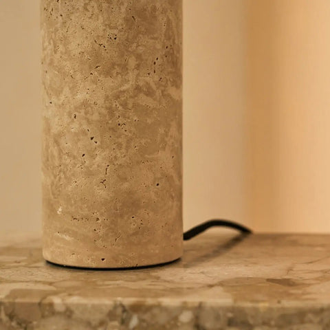 Lampe en travertin Nicolaas – Design élégant fait à la main avec métal et travertin