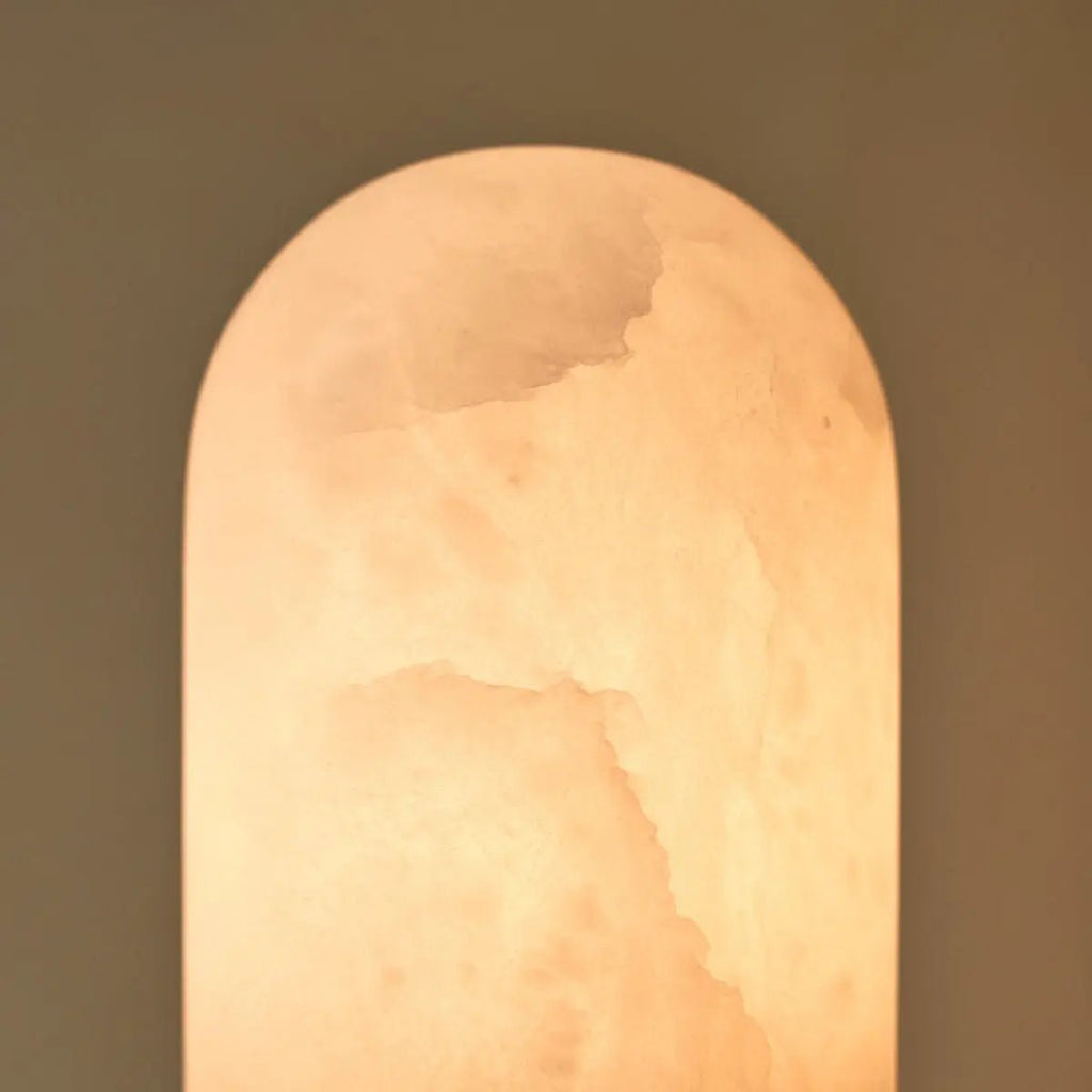 Lampe élégante en albâtre Mateo avec fond doré - Design élégant
