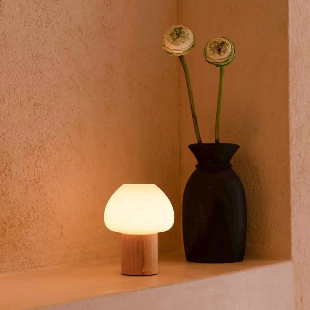 Lampe en bois "Fynn" marron clair – rechargeable, variable et élégante