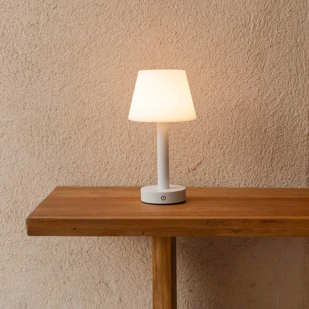 Lampe de table rechargeable en bois blanc Zoë | Sans fil, à intensité variable, USB-C, batterie de 80 heures