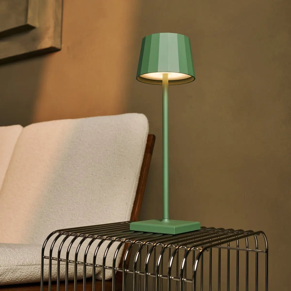 Combi Set Professional - 4 X Wouter Sage Green Rechargeable Table Lampes et 1 X Amstel Wireless Station Wireless avec Qi-Technology - Parfait pour les restaurants, l'hospitalité et les hôtels