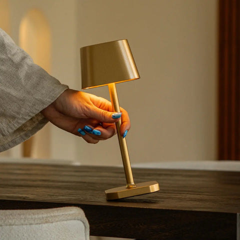 Lampe de table rechargeable Ava Or | Sans fil, variable et élégant