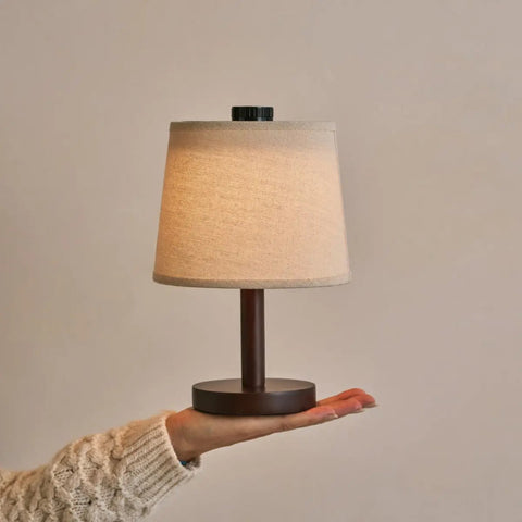 Lampe en bois marron foncé Rover – Abat-jour rechargeable, sans fil et à intensité variable