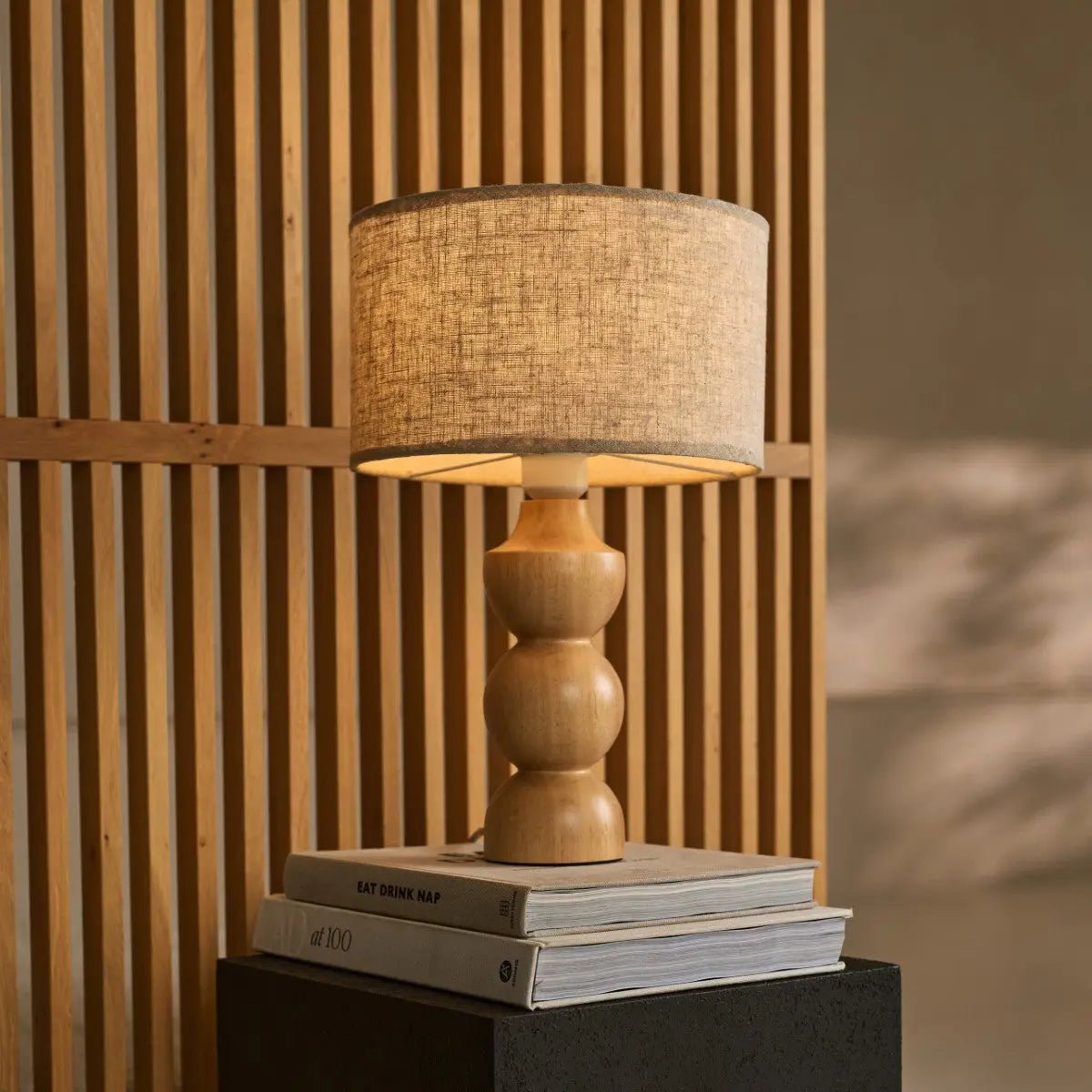 Lampe en bois brun clair Oliver avec une teinte beige | Conception géométrique élégante pour votre maison
