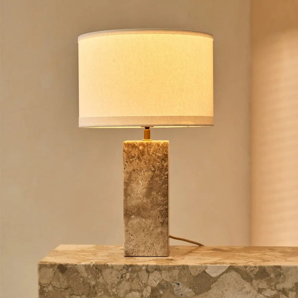 Lampe en travertin Rosie – Pierre naturelle élégante avec abat-jour en coton