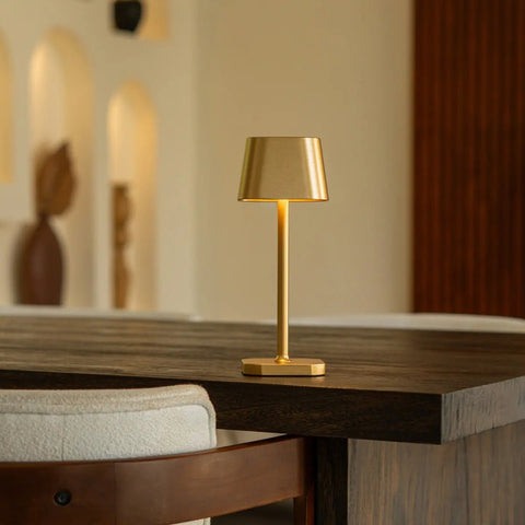 Lampe de table rechargeable Ava Or | Sans fil, variable et élégant