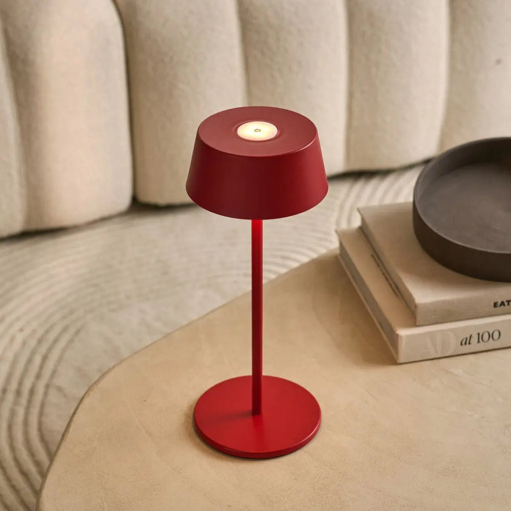 Lampe de table rechargeable en fer rouge Hugo Berry - Intensité variable, élégante et sans fil