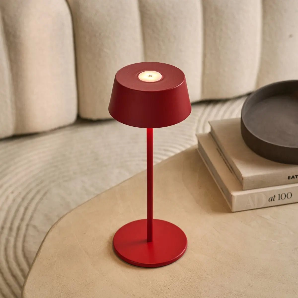 Lampe de table rechargeable en fer rouge Hugo Berry - Intensité variable, élégante et sans fil