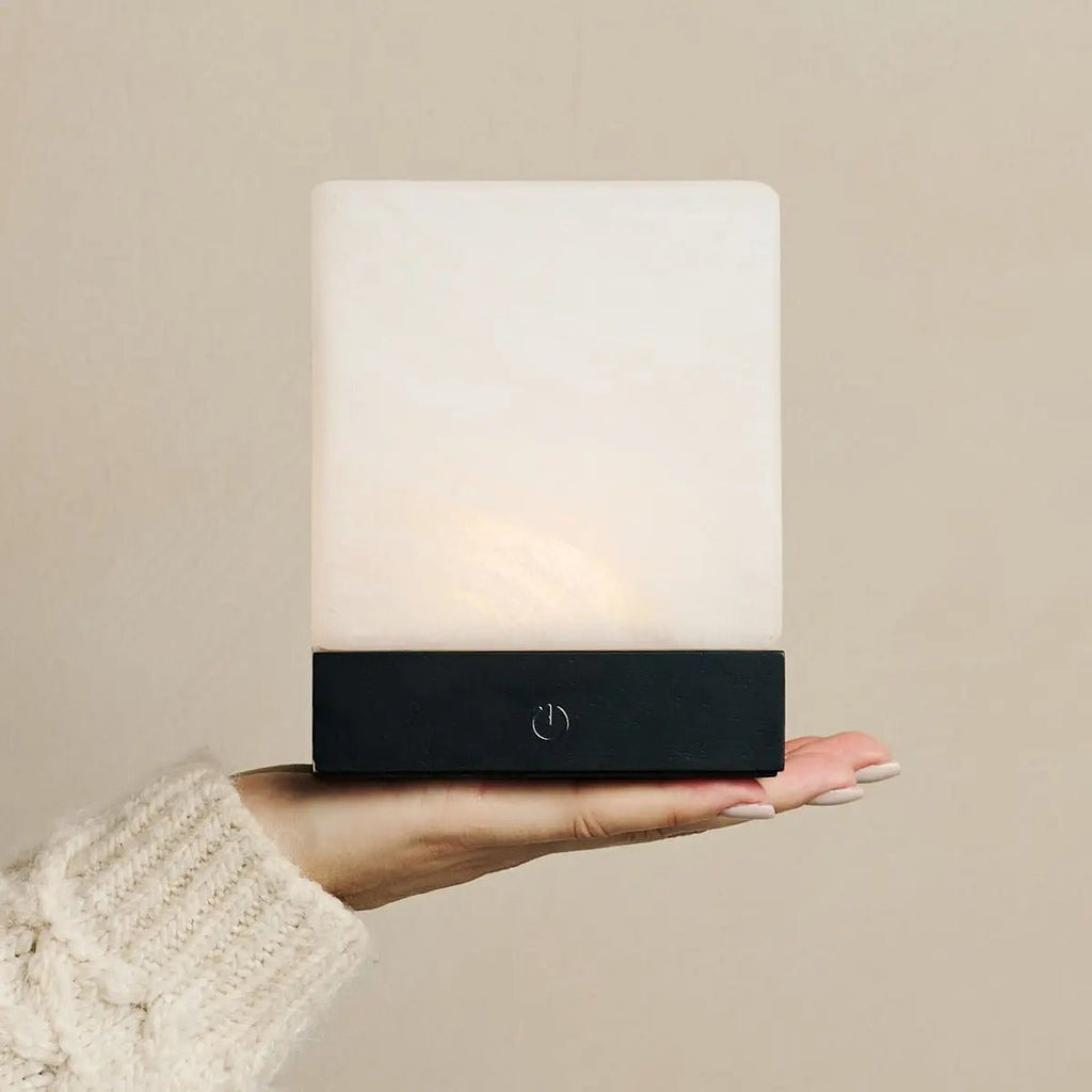 Lampe en bois sans fil noir "Yce" avec verre congelé - batterie rechargeable, dimmable, 100 heures