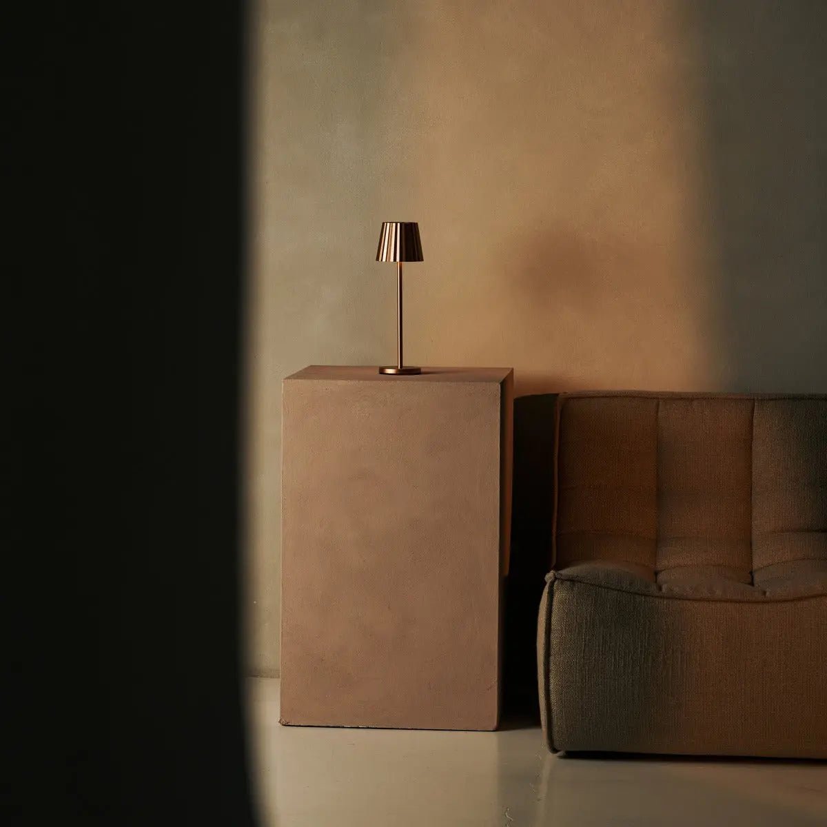 Lampe à table côtelée en cuivre maya en fer - lampe dimmable et 3 modes lumineux, rechargeable via la station de charge sans fil