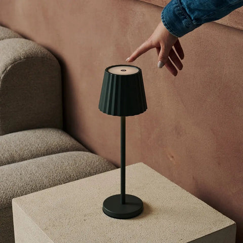 Maya Olive Green Table Table Lampe en fer - lampe dimmable et 3 modes lumineux, rechargeable via la station de charge sans fil