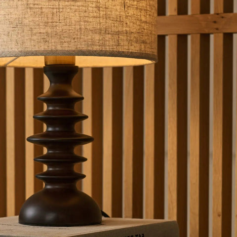 Lampe Bodhi en bois brun foncé avec abat-jour beige
