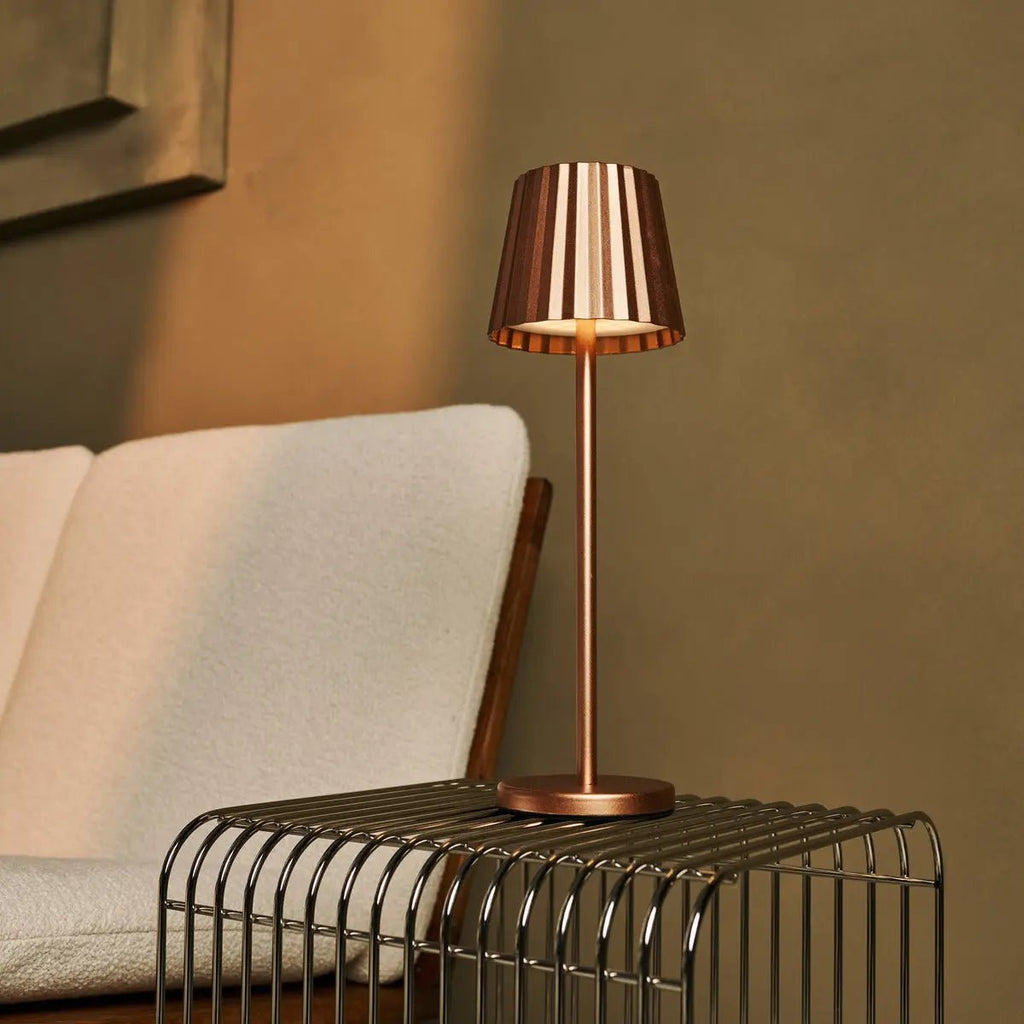 Lampe à table côtelée en cuivre maya en fer - lampe dimmable et 3 modes lumineux, rechargeable via la station de charge sans fil