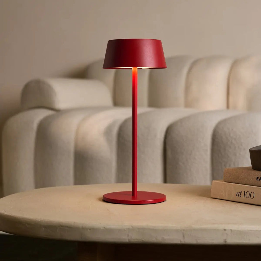 Lampe de table rechargeable en fer rouge Hugo Berry - Intensité variable, élégante et sans fil