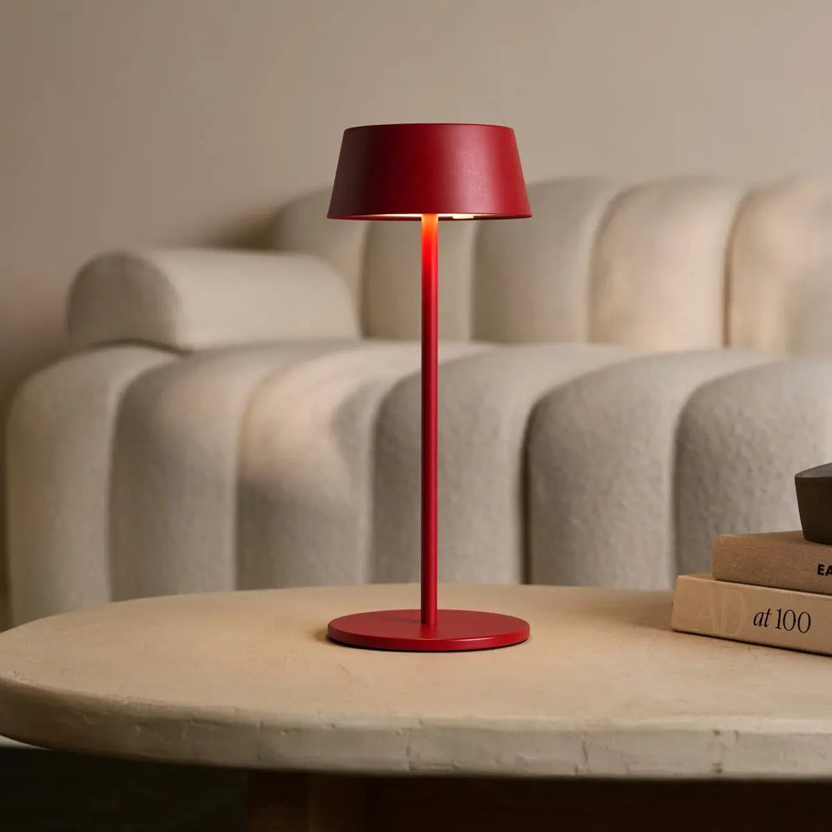 Lampe de table rechargeable en fer rouge Hugo Berry - Intensité variable, élégante et sans fil