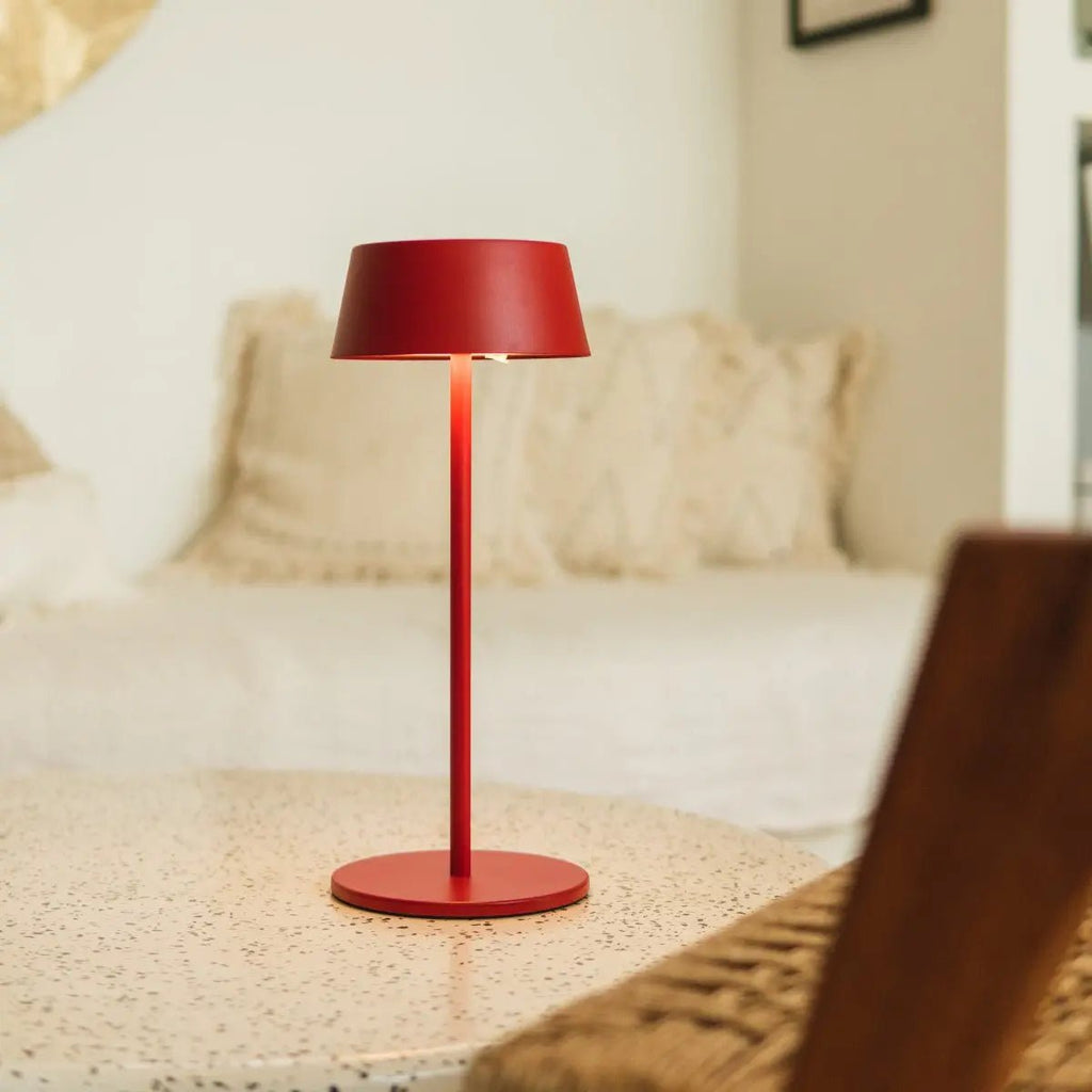 Lampe de table rechargeable en fer rouge Hugo Berry - Intensité variable, élégante et sans fil