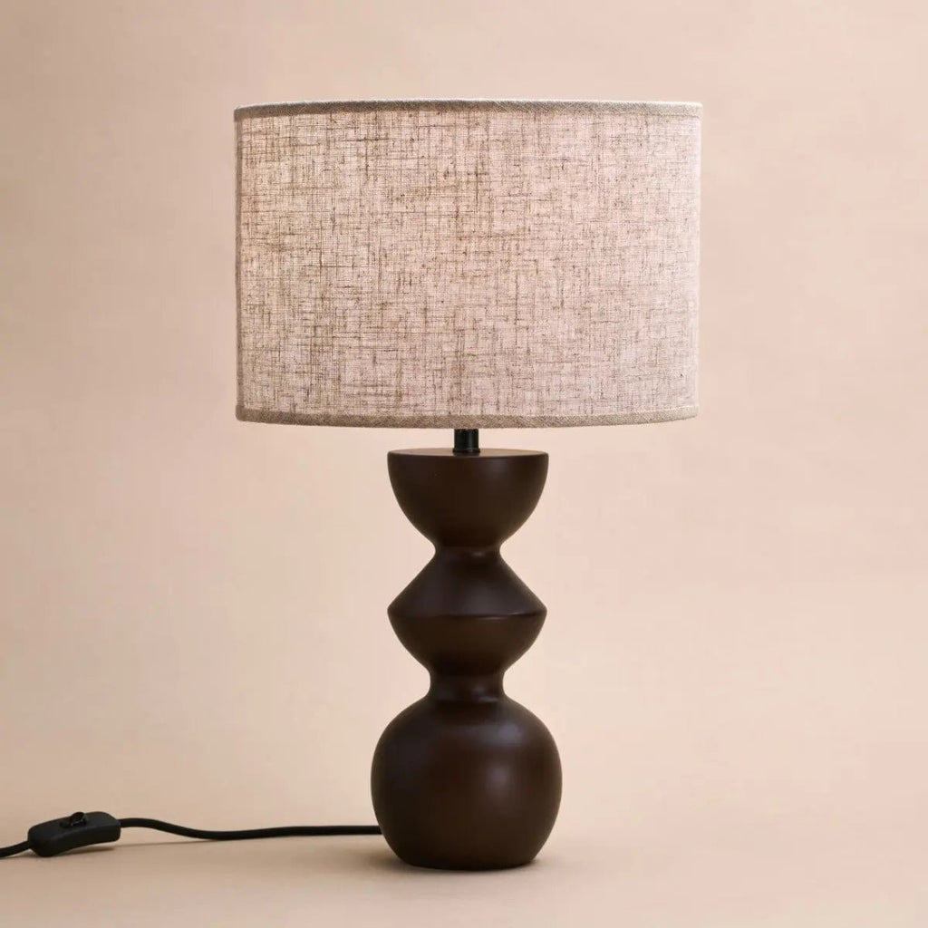 Lampe de table "Kai" marron foncé avec abat-jour sable – Éclairage élégant et fait main