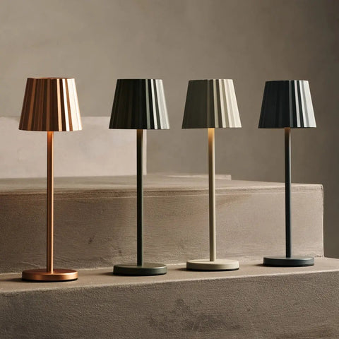 Maya Olive Green Table Table Lampe en fer - lampe dimmable et 3 modes lumineux, rechargeable via la station de charge sans fil
