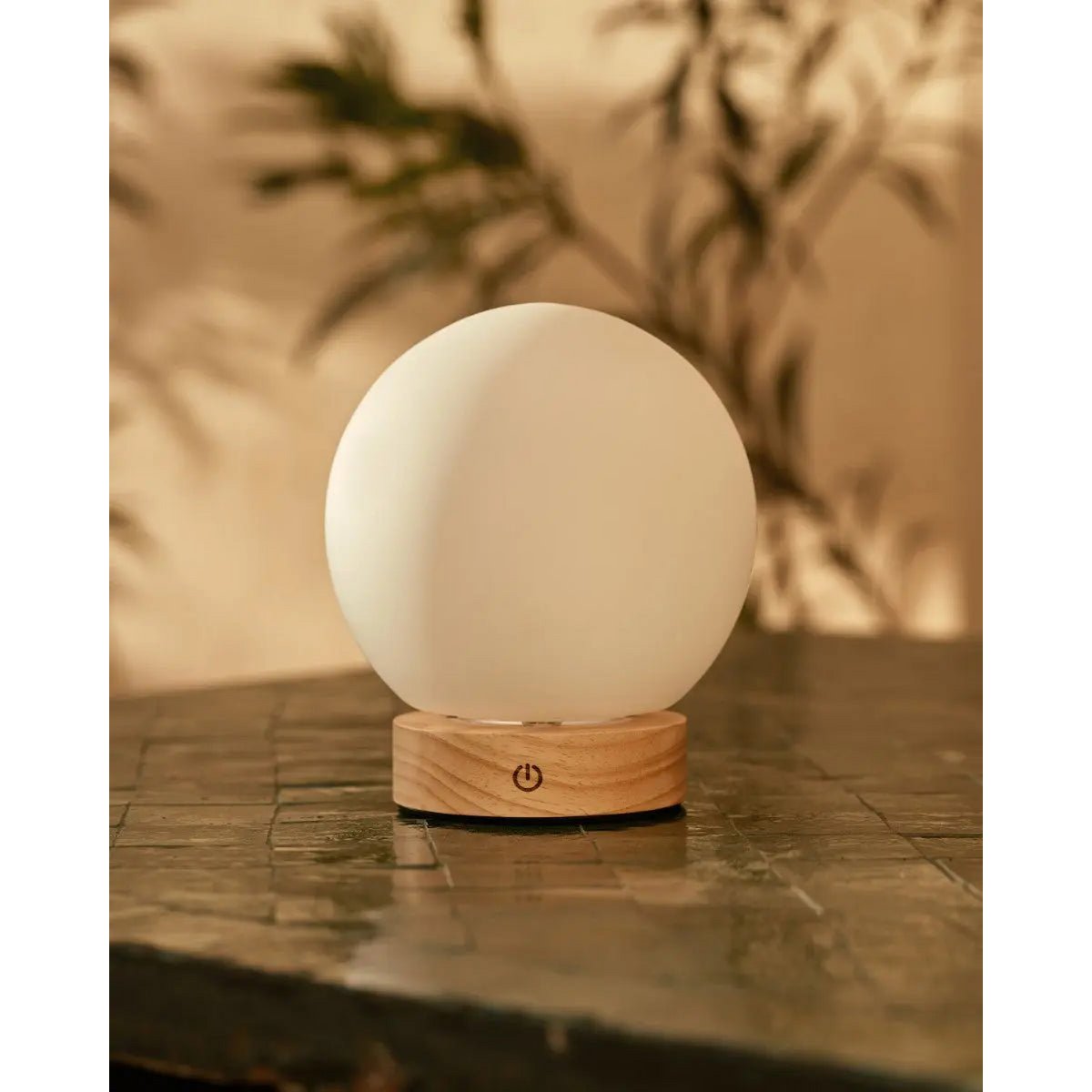 Lampe en bois brun clair avec une ampoule en verre - Light sans fil rechargeable et dimmable