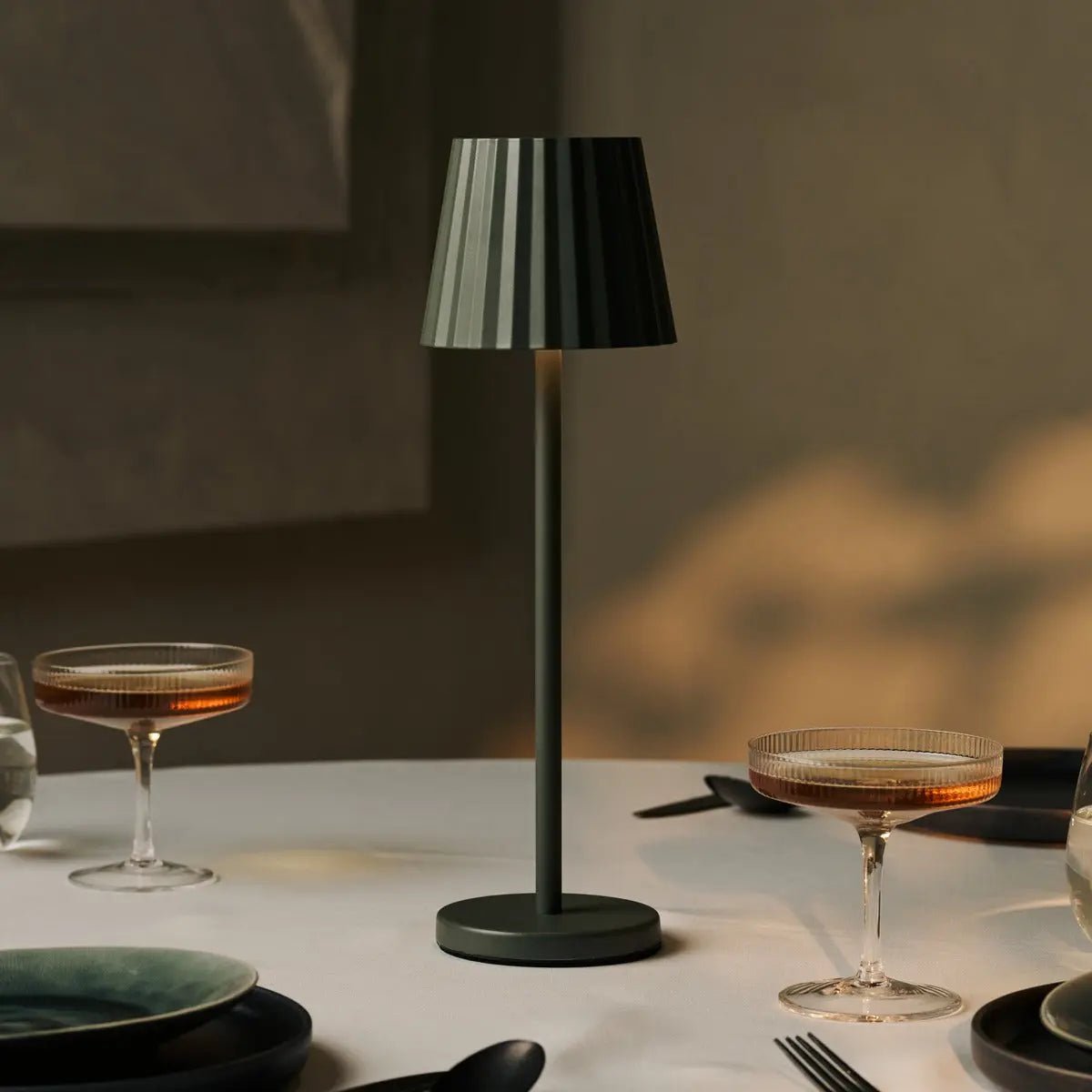 Maya Olive Green Table Table Lampe en fer - lampe dimmable et 3 modes lumineux, rechargeable via la station de charge sans fil