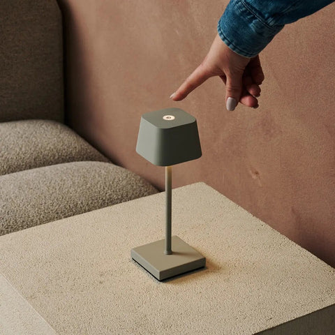 Sarphati Mini Shadow Grey Grey Cordless Table Lamp Perfection pour l'industrie hôtelière - Rechargeable sans fil via Station de chargement, lampe dimmable et 3 modes légers