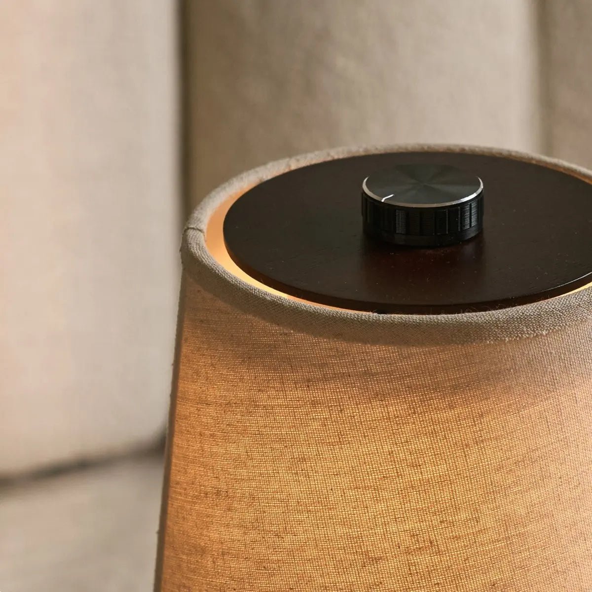 Lampe en bois marron foncé Rover – Abat-jour rechargeable, sans fil et à intensité variable
