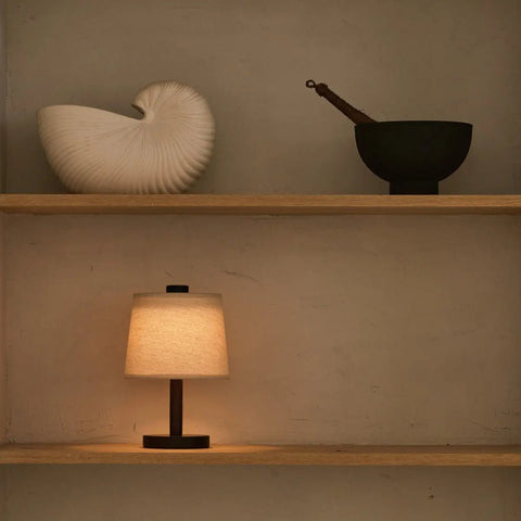 Lampe en bois marron foncé Rover – Abat-jour rechargeable, sans fil et à intensité variable