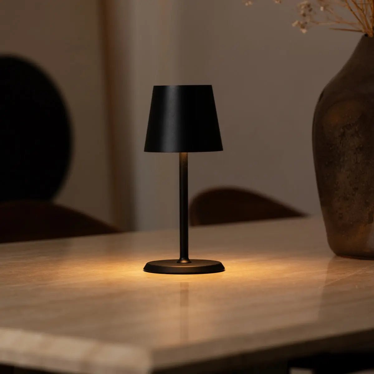 Lampe de table rechargeable noire "James" | Sans fil, variable et élégant