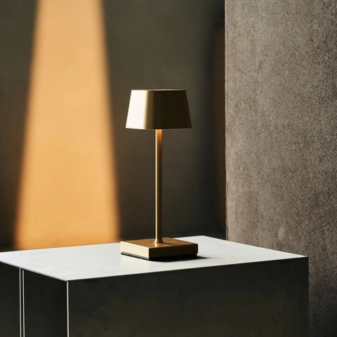 Combi Set Professional - 8 x Sarphati Mini Gold Rechargeable Table Lampes et 1 X Station centrale Station de charge sans fil avec Qi-Technology - Perfect pour les restaurants, l'hospitalité et les hôtels